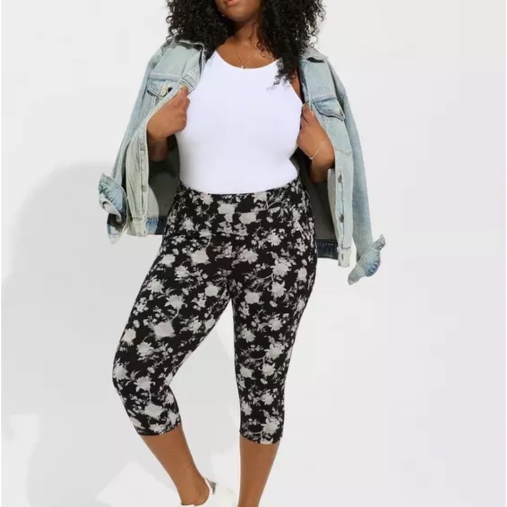 Torrid Floral Pedal Pusher Legging Size 2